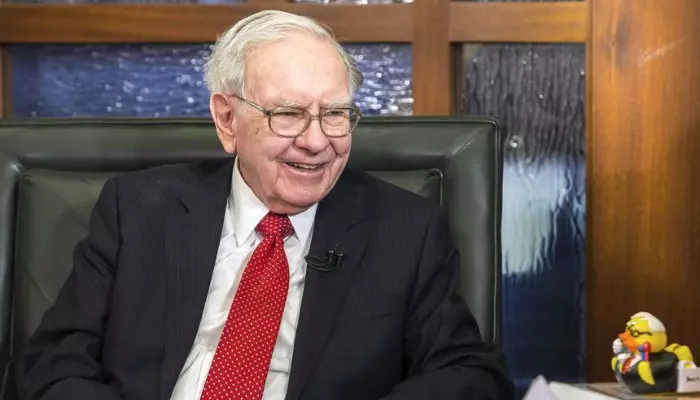 Warren Buffett membuang saham Berkshire Hathaway bernilai $4 bilion apabila bidaan makan tengah hari terakhirnya mencecah $3 juta