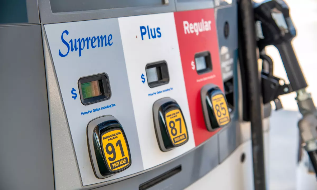 Will gas prices continue to fall? Check out how to save